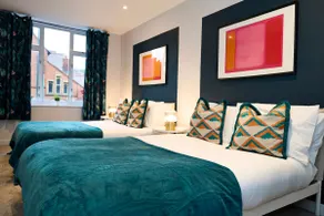 Bright & Airy Apartment Sleeps 10, Lift Access - Image 3