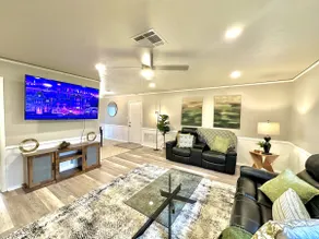 Cozy Recliner Retreat, Downtown home, Quiet area - Image 2