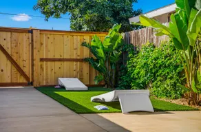 Walk-to-beach Bungalow with Game Room - Image 4
