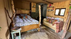 A quirky woodsman’s hut with wood fired hottub - Image 2