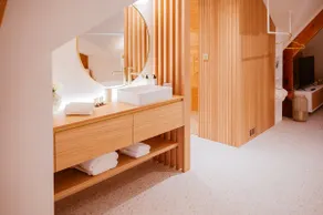 ”Opaline” Luxury Suite - Image 2
