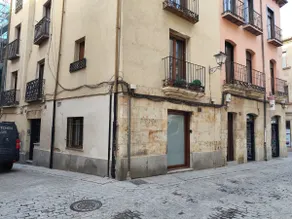 Exclusive apartment next to the University and Cathedral - Image 4