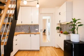 Stylish Penthouse with Balcony near City Center - Image 4