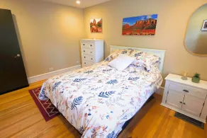 The Black Sheep BnB: Artsy 3 bed heritage home - Image 5