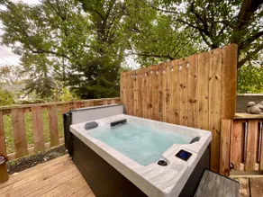 ”Cozy Cottage” Getaway, Hot Tub & Fireplace Benson - Image 2