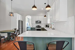 5 Bedroom / 9 beds Downtown With Parking And Yard - Image 4