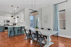 5 Bedroom / 9 beds Downtown With Parking And Yard - Image 5