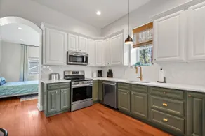 5 Bedroom / 9 beds Downtown With Parking And Yard - Image 3