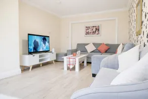 Spacious 5BR Home with Garden, Games & Parking Near Heathrow Windsor - Image 2
