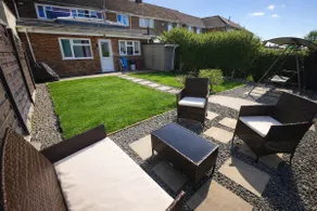 Spacious 5BR Home with Garden, Games & Parking Near Heathrow Windsor - Image 4