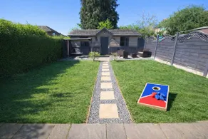 Spacious 5BR Home with Garden, Games & Parking Near Heathrow Windsor - Image 3