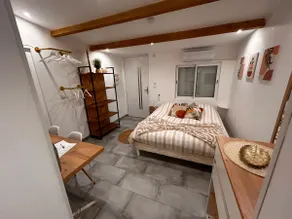 Charming studio on property – separate space - Image 5