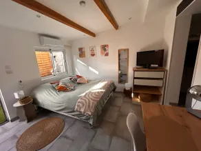 Charming studio on property – separate space - Image 2
