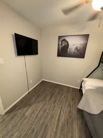 Cozy Minimalist 3BR City Home Free Parking & Wi-Fi - Image 4