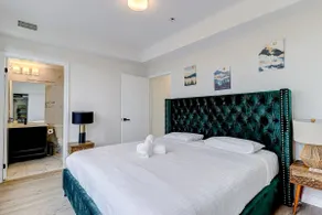 Sunny Skyloft l Pvt Rooftop l Parking | King Beds - Image 2