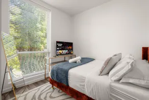 Walk to UT | 3BR Sleeps 8 | Parking | 10 Min DT - Image 3