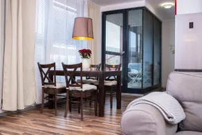 Park & Stay with a Castle View – Free Parking - Image 5