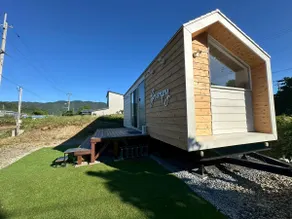 An entire designer trailer house. Pets are allowed. Equipped with a projector and a private barbecue area with a grill. - Image 5