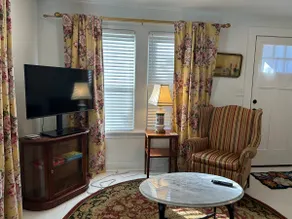 The Little Pearl, Boutique Designer Cottage - Image 3