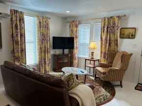 The Little Pearl, Boutique Designer Cottage - Image 2