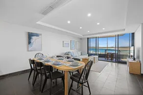 Oceanfront Maroubra 2 Bedroom Apt with Parking - Image 3
