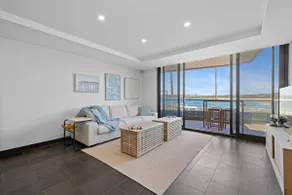 Oceanfront Maroubra 2 Bedroom Apt with Parking - Image 5