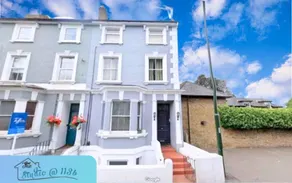 Cosy Studio in Hampton Hill short Walk to Bushy Park with Free Parking and WiFi and Pets welcome - Image 2