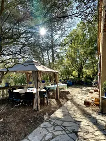 Les Ribas villa groupe, de 4 a 14 personnes, maison familiale, séjour nature, calme, Provence, Plaine des Maures, proche mer, Verdon, randonnée, terrain arboré, jeux enfants, pétanque, ping-pong, cuisine équipée, grande capacité, vacances en groupe - Image 5
