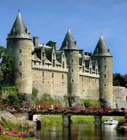 Townhouse at the foot of the castle and canal - Image 2