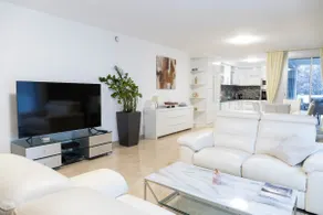 Luxurious 6.5-room apartment in the city center - Image 2