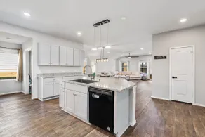 Modern, Spacious Home| 4BR | Near Airport & Tesla - Image 4