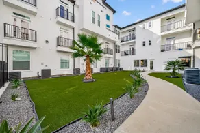 1 Bedroom 1 bath, 2 Bed, Apt With Pool & Gym 106 - Image 2
