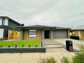 Luxury-4-bedroom near Airport w/Free Parking - Image 4