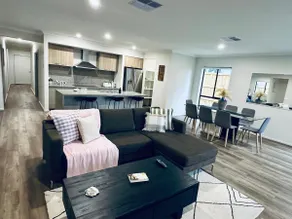 Luxury-4-bedroom near Airport w/Free Parking - Image 5