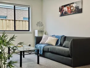 Luxury-4-bedroom near Airport w/Free Parking - Image 3