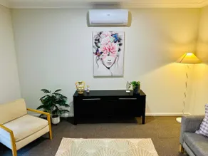 Luxury-4-bedroom near Airport w/Free Parking - Image 2