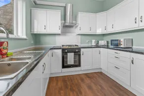 The Royal Stay at Queens Hill Sleeps 10 - Image 4