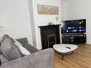 Spacious 3 Bed House Perfect for Contractors & Families with free Wi-fi and Parking - Image 5