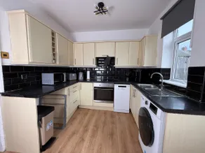 Spacious 3 Bed House Perfect for Contractors & Families with free Wi-fi and Parking - Image 3