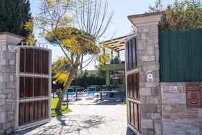 Villa with private pool - Image 3