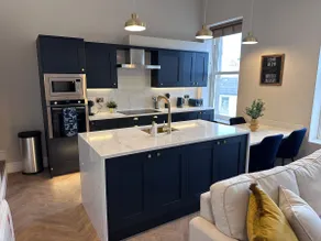 Luxury 2Bed 2 Bath Apartment in Historic Bank - Image 2