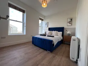 Luxury 2Bed 2 Bath Apartment in Historic Bank - Image 3