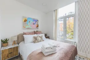 Designer 2 bed 2 bath next to Victoria station - Image 3