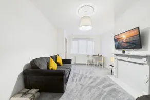 Cosy 2-Bed Home w/Parking | Glasgow/Edinburgh WiFi - Image 5