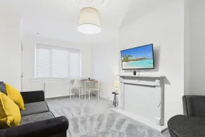 Cosy 2-Bed Home w/Parking | Glasgow/Edinburgh WiFi - Image 2