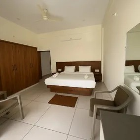 Savi Service Apartments - Image 4