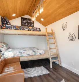 Downtown Pine Lodge with Hot Tub and Bunkhouse - Image 4