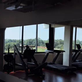 2BR Stay with Pool, Gym & Pickleball - Image 5