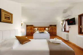 Penthouse in a villa with 2 parking spaces and a garden. Luxury - Image 2