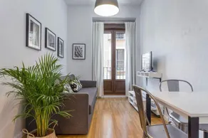 Apartment in Sol - Image 2